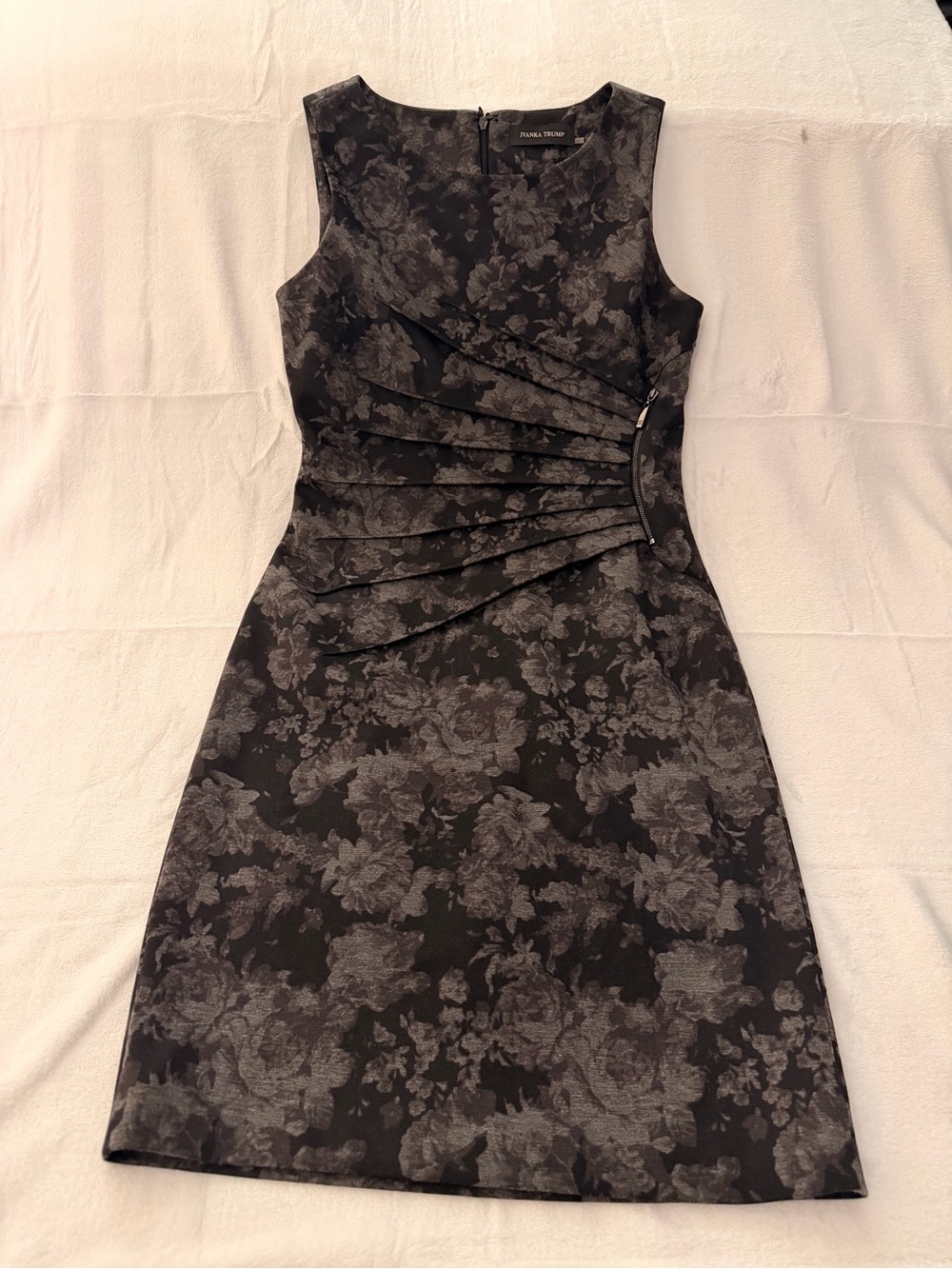 Ivanka Trump Black and Gray Floral Pleated Sheath Dress size: 4
